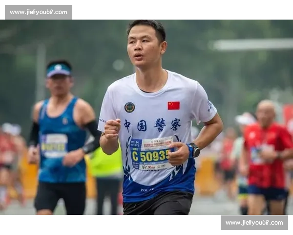 警徽映赛道！中江民警朱家灵 “临战状态” 摘半马亚军